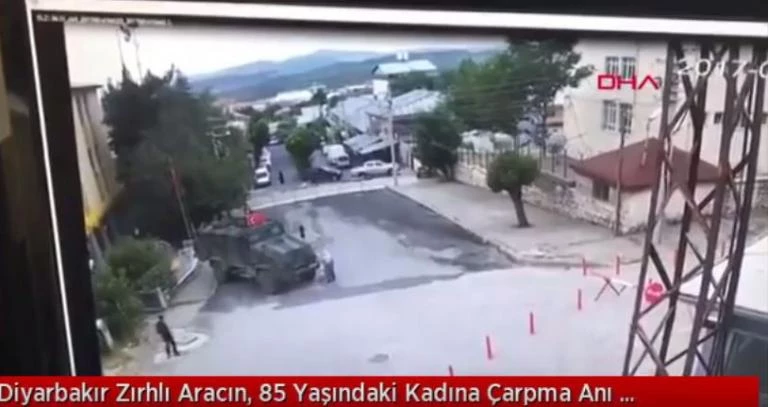 Φρικιαστικές εικόνες! Βαρύ όχημα του τουρκικού στρατού λιώνει εκ προθέσεως γυναίκα κουρδικής καταγωγής (Βίντεο)